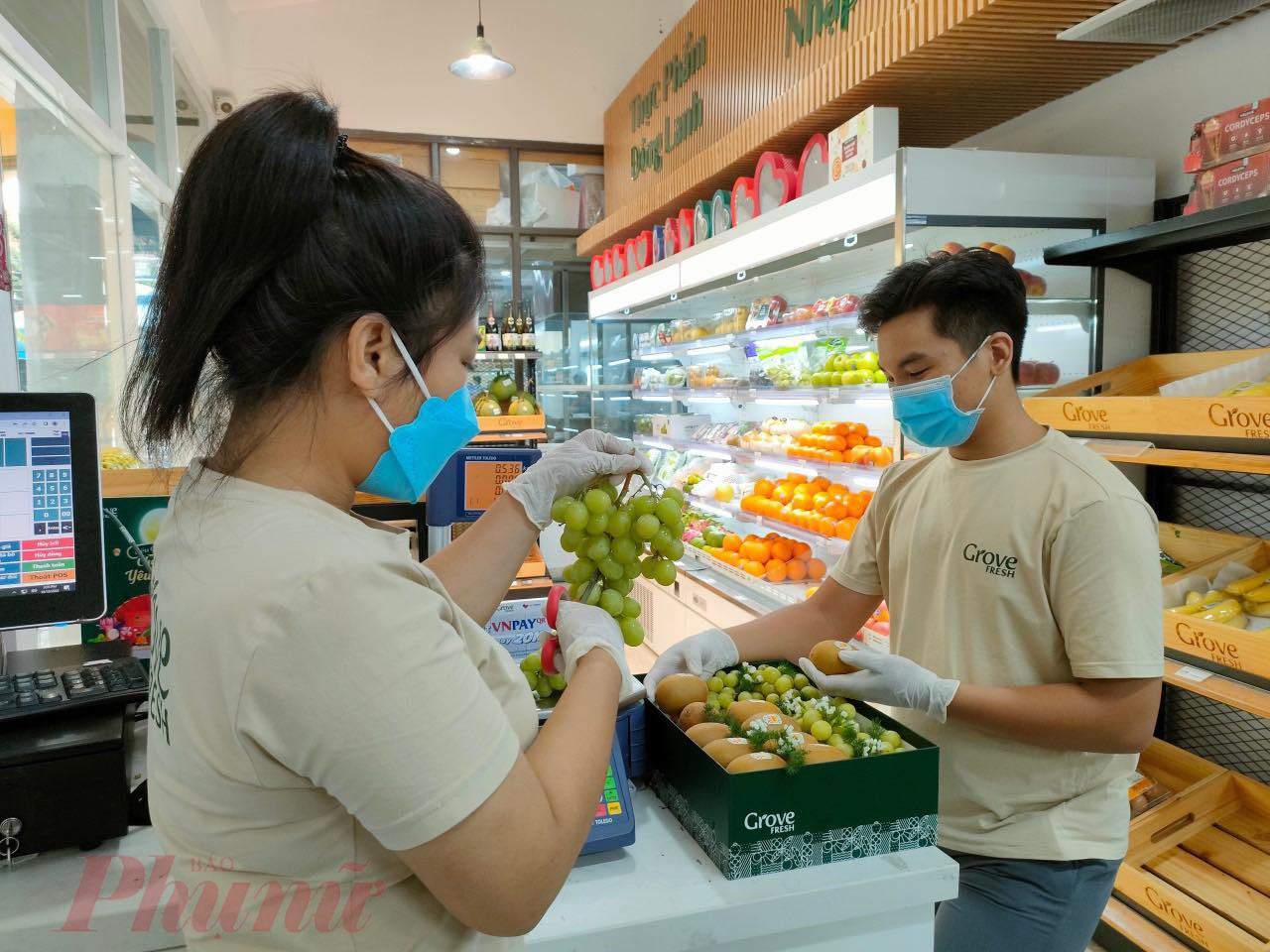Nhân viên cửa hàng Grove Fresh (Nguyễn Thị Minh Khai, quận 1, TP.HCM) chọn trái cây, gói quà theo yêu cầu của khách, giỏ quà giao động từ 500.000 - 1,2 triệu đồng, gồm các loại nho, cam, kiwi, táo...