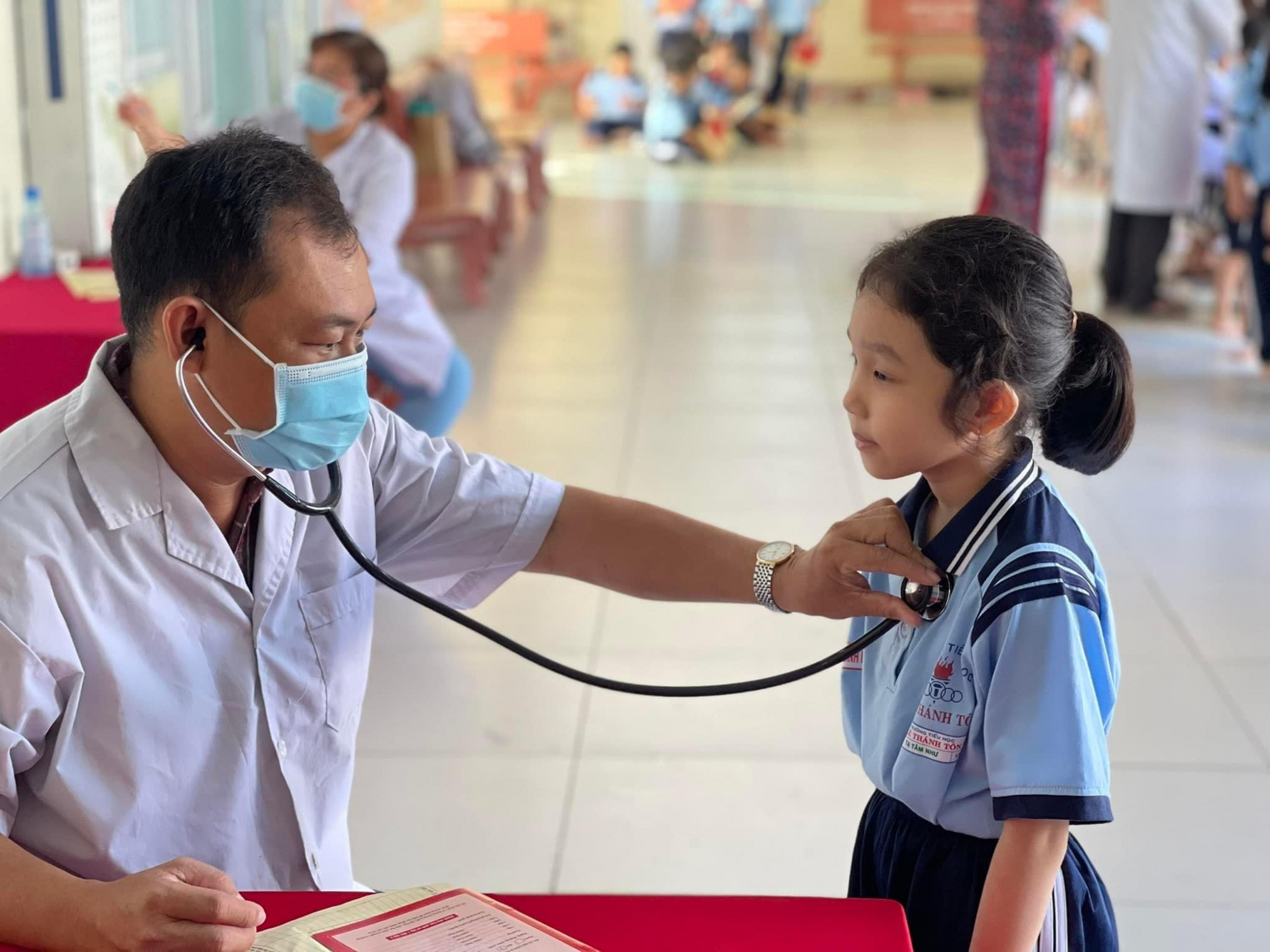 Học sinh tham gia khám sức khỏe ban đầu tại trường học