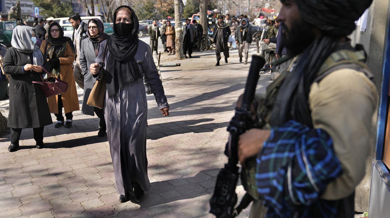 Chính quyền Taliban áp đặt các luật lệ hà khắc lên phụ nữ - Ảnh: Hussein Malla/AP 