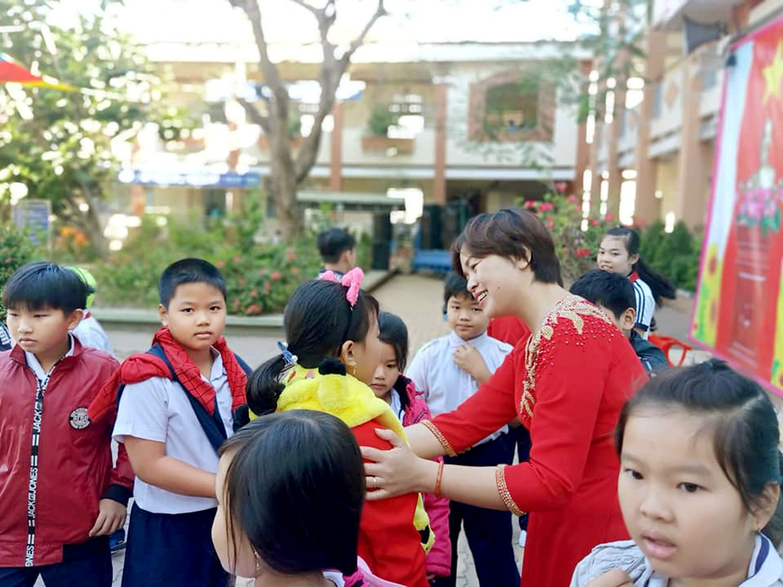 Tiến sĩ Phạm Thị Thúy trong một lần nói chuyện với học sinh ở TP.HCM về phòng, chống bạo lực học đường - ẢNH: CTV