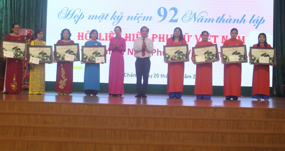 Ảnh: 8 cá nhân tại huyện Bình Chánh vinh dự nhận Kỷ niệm chương “Vì sự phát triển của Phụ nữ Việt Nam” năm 2022 do Trung ương Hội LHPN Việt Nam trao tặng.