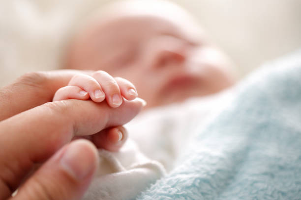 Theo TS.BS Lê Ngọc Duy SIDS là cái chết bất ngờ, không tiên lượng được ở trẻ sơ sinh hoặc trẻ nhỏ trong khoảng từ 2 tuần tuổi đến 1 năm tuổi.