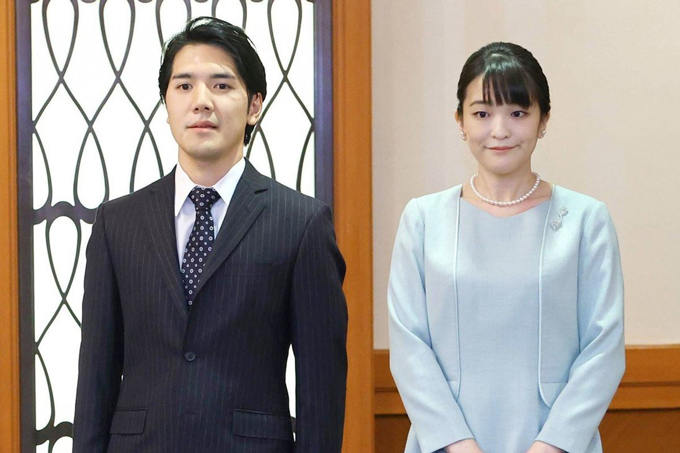 Công chúa Mako (phải) đã chọn từ chối khoản tiền mừng cưới trị giá 150 triệu yên khi kết hôn cùng một thường dân và rời khỏi gia đình hoàng gia