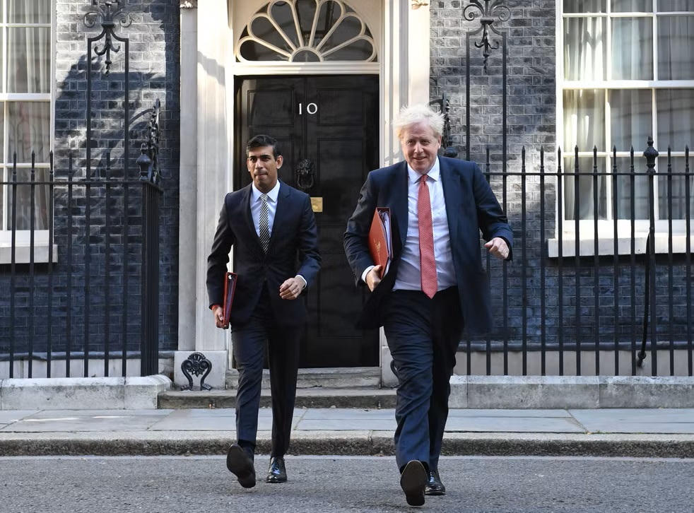 Ông Boris Johnson (phải) và cựu bộ trưởng tài chính Rishi Sunak (trái) là hai ứng viên sáng giá nhất trong vai trò lãnh đạo đảng Bảo thủ và vị trí Thủ tướng Anh
