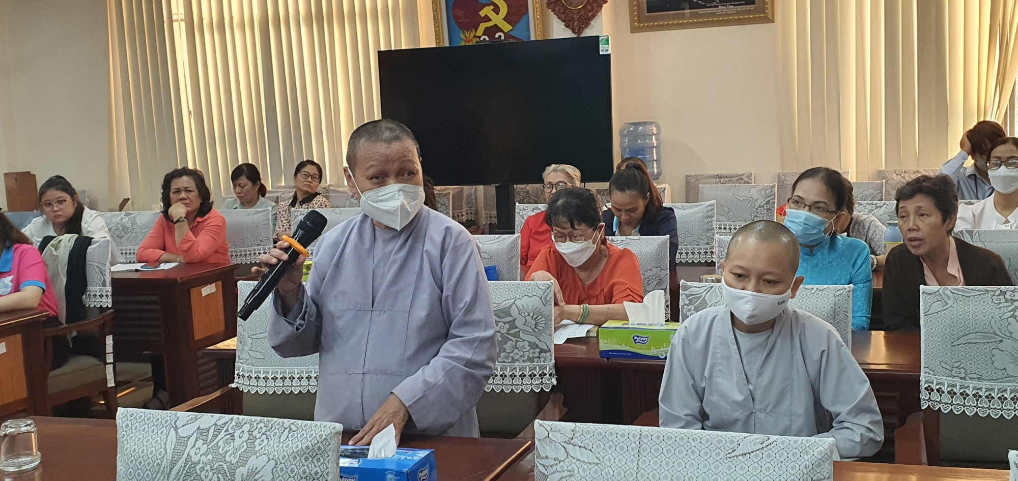 Nữ tu tham gia góp ý kiến tại buổi đối thoại với lãnh đạo quận Tân Phú 