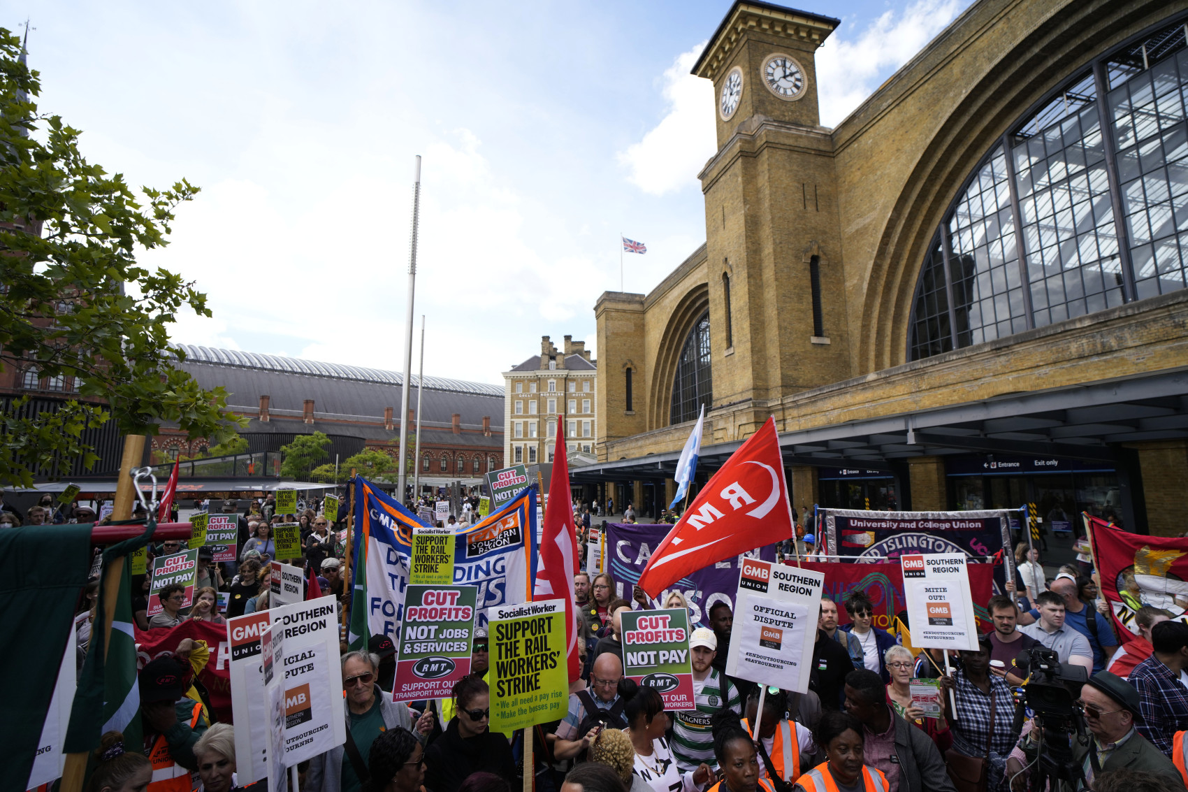 Công nhân đường sắt RMT (Liên minh Công nhân Đường sắt, Hàng hải và Vận tải Quốc gia) bên ngoài nhà ga King's Cross, ở London, ngày 25 tháng 6 năm 