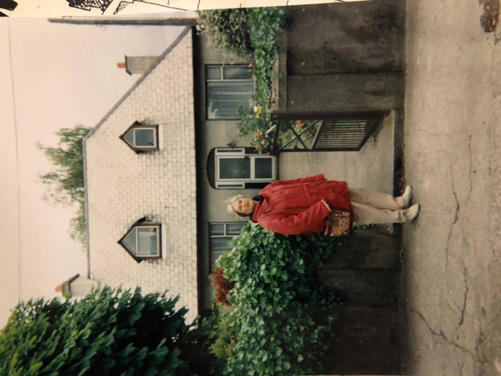  Tiến sĩ Yvonne Balding đứng bên ngoài ngôi nhà nơi bà sinh ra ở thị trấn Carlow, Ireland - Ảnh: The Irish Times