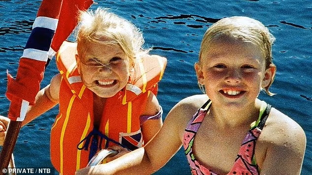 Stine Sofie Sorstronen (trái) và Lena Slogedal Paulsen (phải) được phát hiện bị cưỡng hiếp và sát hại dã man vào tháng 5/2000,, sau khi cả hai đi bơi cùng nhau ở hồ