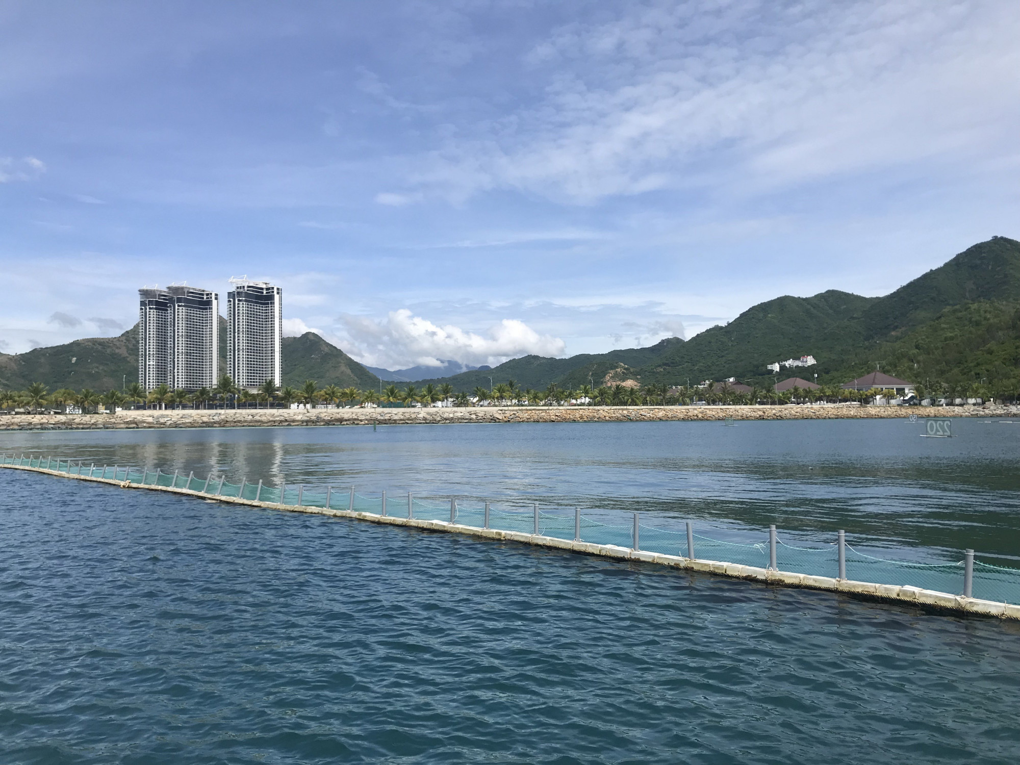 Phao nổi trong vịnh Nha Trang do doanh nghiệp giăng trên biển được xác định là chưa phù hợp sẽ bị xử lý 