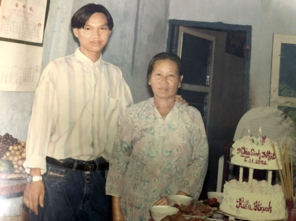 Tác giả - nghệ sĩ Duy Hòa bên người mẹ thân thương năm 1994