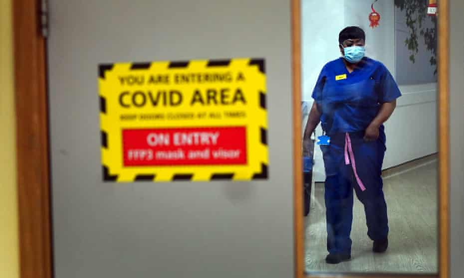 Anh vật lộn đối phó với dịch COVID-19 và cúm mùa.