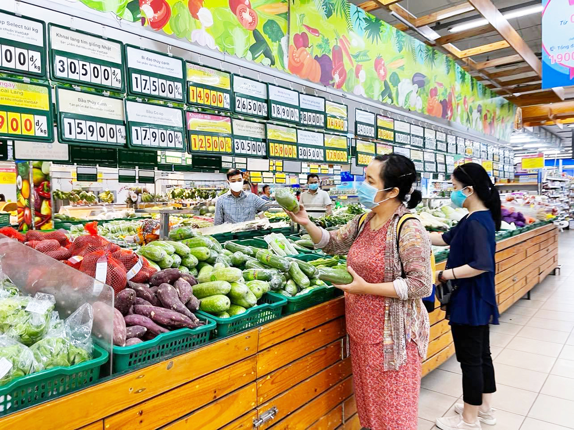 Người tiêu dùng mua hàng ở siêu thị Co.op Mart Phan Văn Trị, Q.Gò Vấp - ẢNH: N.C