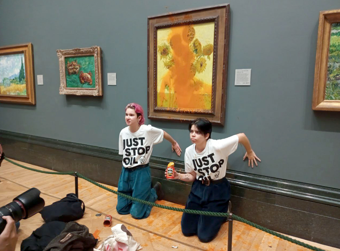 Hai thành viên của Just Stop Oil thực hiện hành vi phá hoại bức tranh trị giá 84 triệu USD (ảnh: Phòng trưng bày Nghệ thuật Quốc gia London, Anh) 