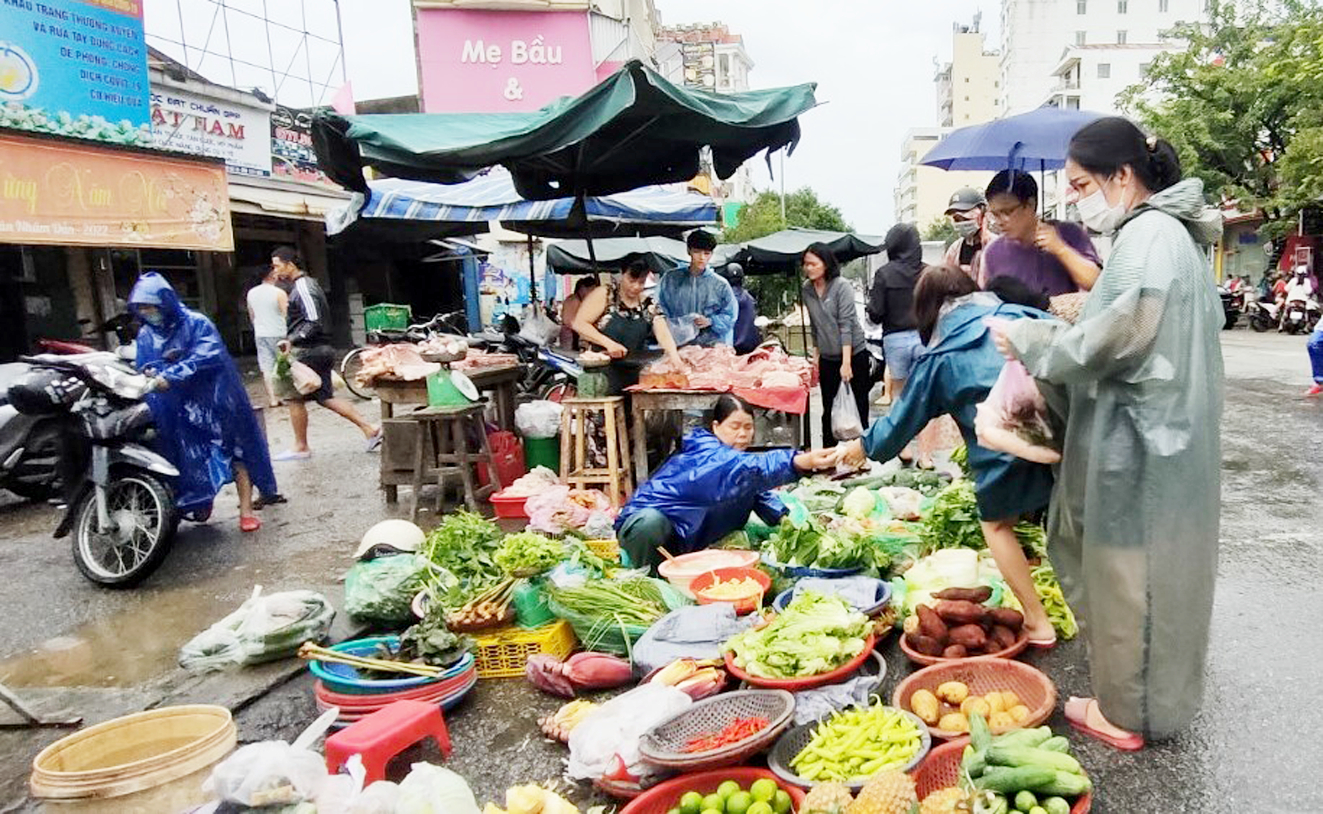 Các mặt hàng thiết yếu như lương thực, thực phẩm dự báo sẽ tăng giá vào dịp cuối năm gây khó khăn cho người lao động (trong ảnh: Người dân ở Thừa Thiên - Huế tằn tiện khi mua thực phẩm sau đợt lũ lụt giữa tháng 10/2022)  - ẢNH: THUẬN HÓA