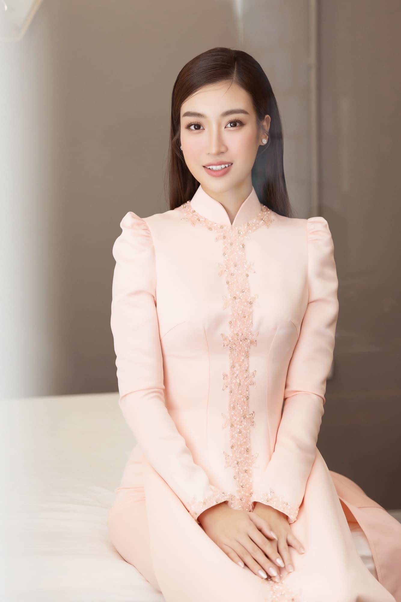 Hoa hậu Đỗ Mỹ Linh nữ tính trong tà áo dài hồng của NTK Phạm Sỹ Toàn trong lễ rước dâu chiều 23/10.
