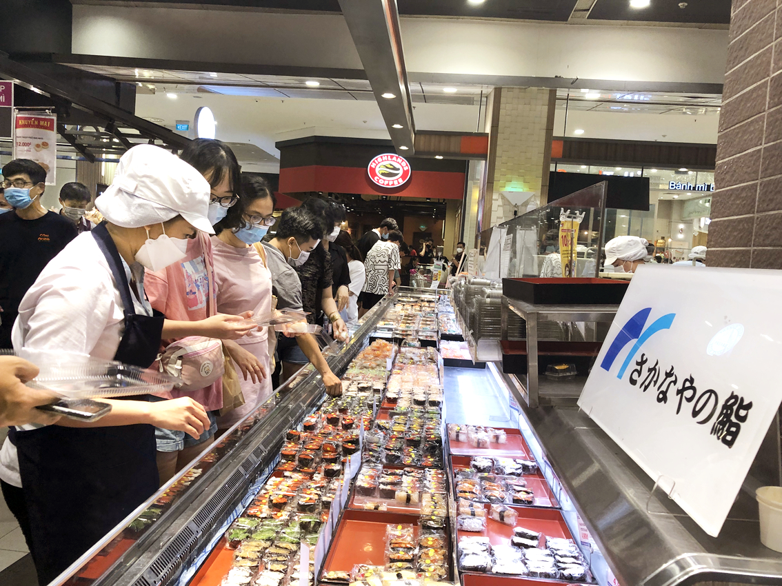 Sushi và sashimi đòi hỏi quy trình chế biến, bảo quản phải khép kín, đông lạnh (ảnh chụp tại Aeon Mall Bình Tân, TP.HCM) 