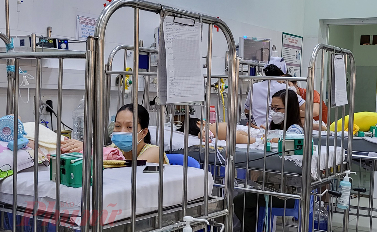 Bác sĩ Nguyễn Hoàng Phong - Trưởng khoa Hô hấp 1, Bệnh viện Nhi đồng 2 TPHCM,  hầu hết trẻ trở nặng rơi vào độ tuổi từ 6 tháng đến 2 tuổi, với nhiều triệu chứng khác nhau như khò khè, khó thở, li bì, thở lõm ngực,...