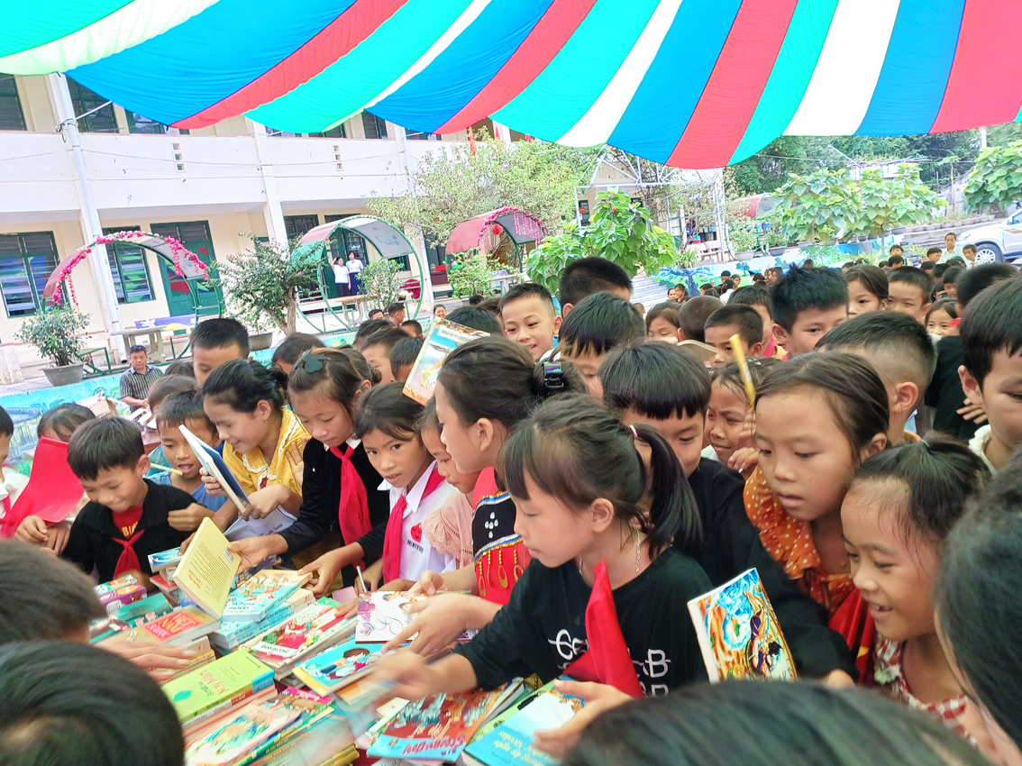 Trẻ em Hà Giang vui mừng khi được tặng sách - ẢNH: VŨ YẾN