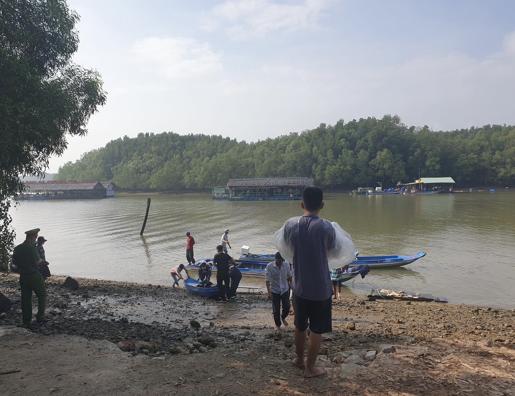Lực lượng chức năng đưa thi thể nạn nhân mất tích sau va chạm trên sông Đồng Kho