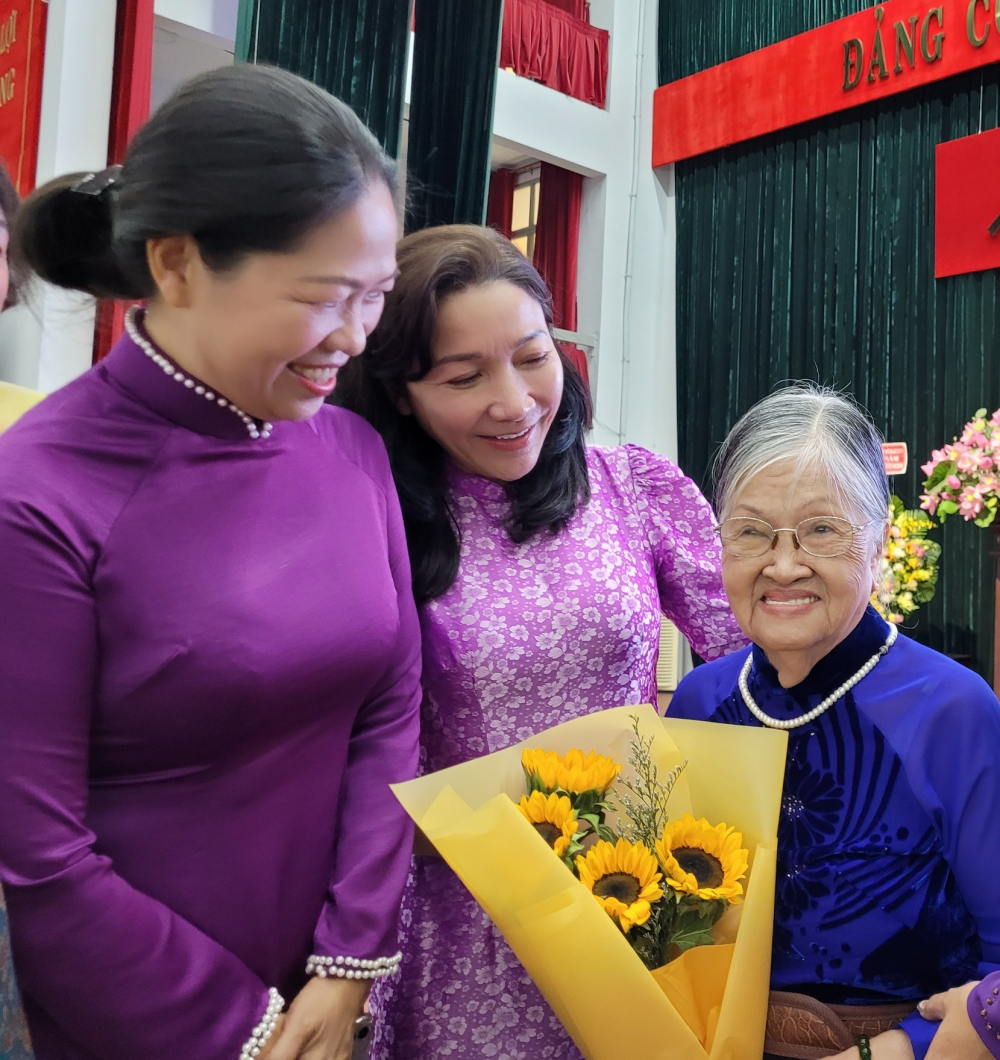 Bà Lê Thị Hiền (bìa phải) trong buổi họp mặt kỷ niệm 92 năm Ngày thành lập Hội LHPN Việt Nam 20/10/2022)