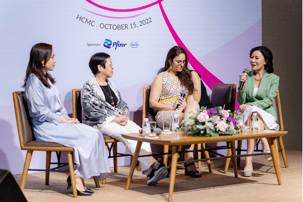 Chị Nguyễn Thị Lệ Thu cùng các chuyên gia về ung bướu chia sẻ tại sự kiện “Empower Women for Women - Trao quyền cho phụ nữ” - Ảnh: FV