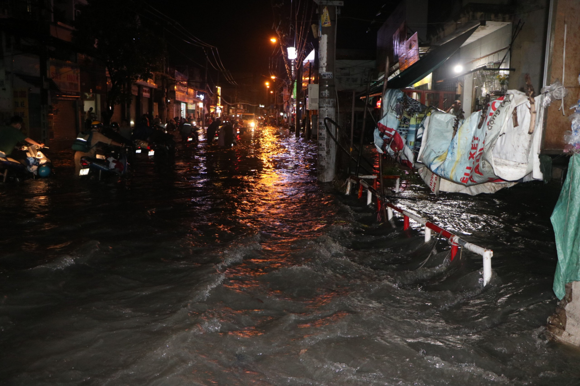 Theo người dân địa phương, đường Tô Ngọc Vân có 1 kênh rạch nhỏ, cơn mưa lớn đã làm nước dâng cao và tràn ra đường gây ngập