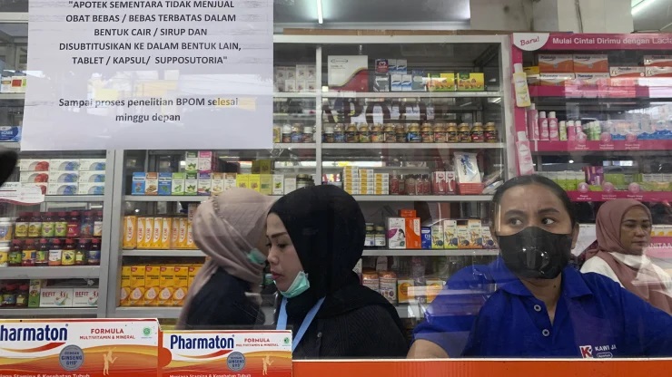 Thông báo tại quầy trưng bày cho biết việc bán thuốc sirô đang tạm dừng tại một hiệu thuốc ở Jakarta.