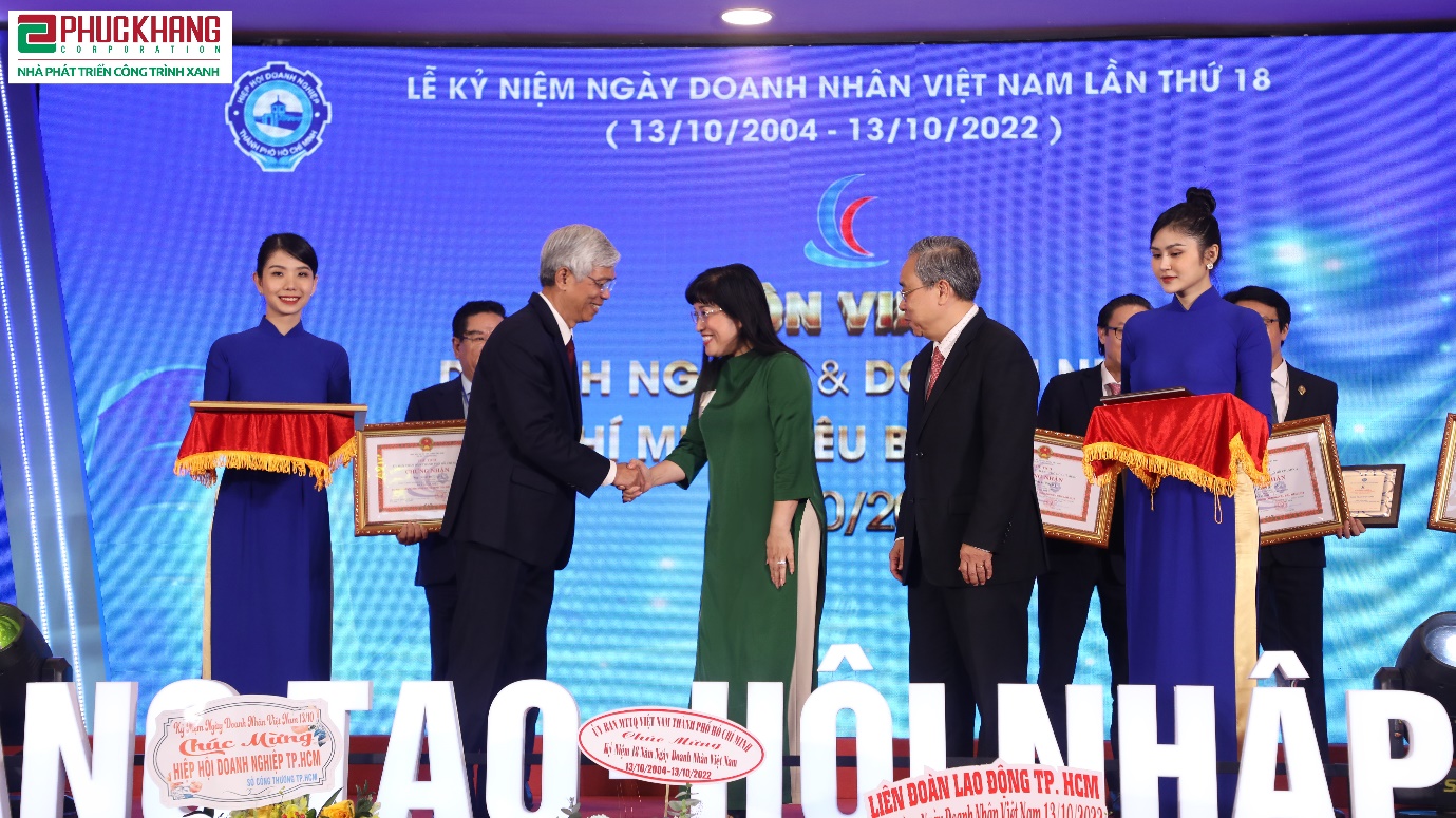 Doanh nhân Lưu Thị Thanh Mẫu - Tổng giám đốc Phuc Khang Corporation (áo dài xanh, hàng đầu) vinh dự nhận danh hiệu Doanh nhân TPHCM tiêu biểu năm 2022 - Ảnh: Phúc Khang