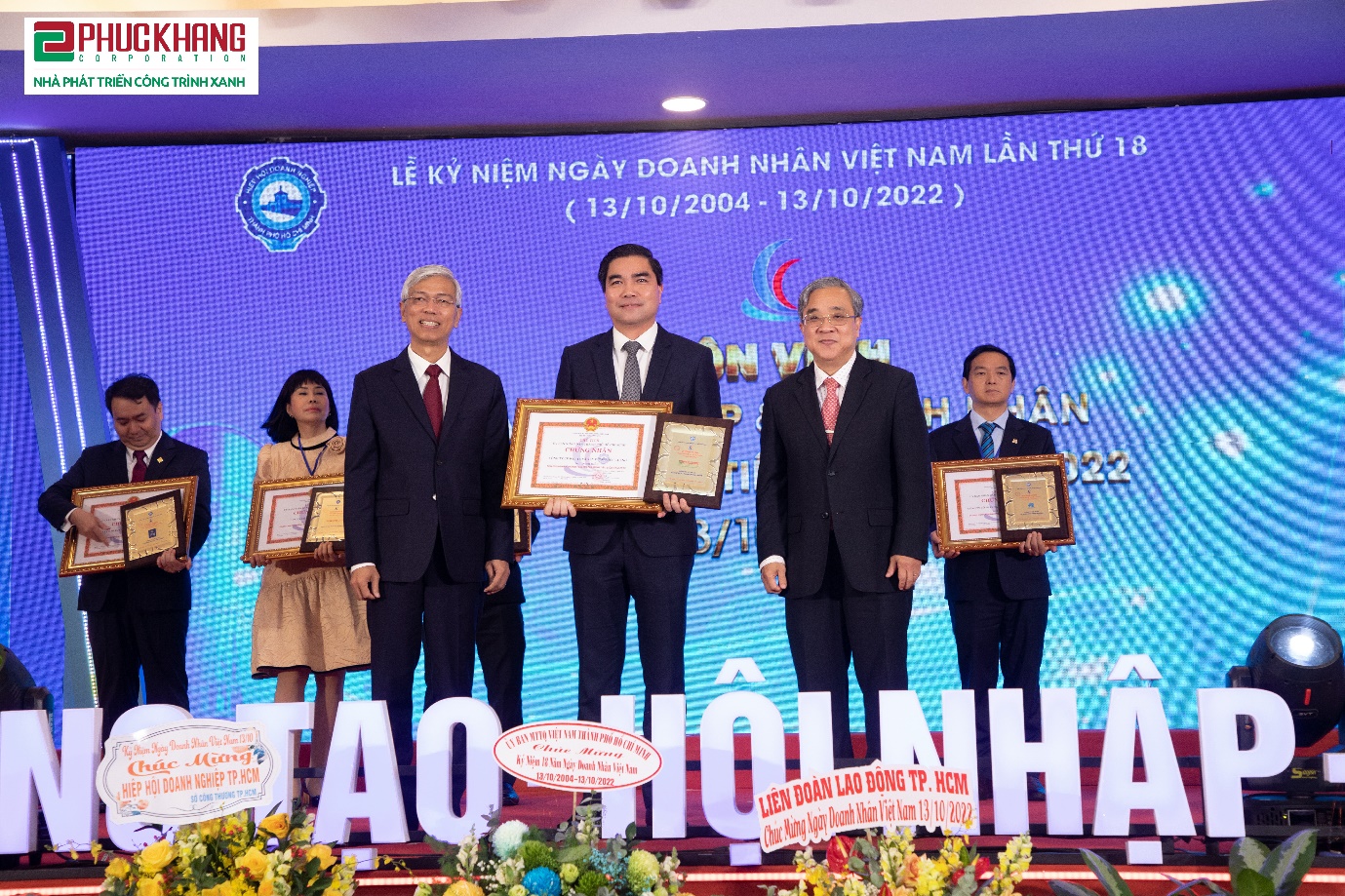 Ông Trần Tam - Chủ tịch HĐQT Phuc Khang Corporation vinh dự đón nhận danh hiệu Doanh nghiệp TPHCM tiêu biểu năm 2022 - Ảnh: Phúc Khang