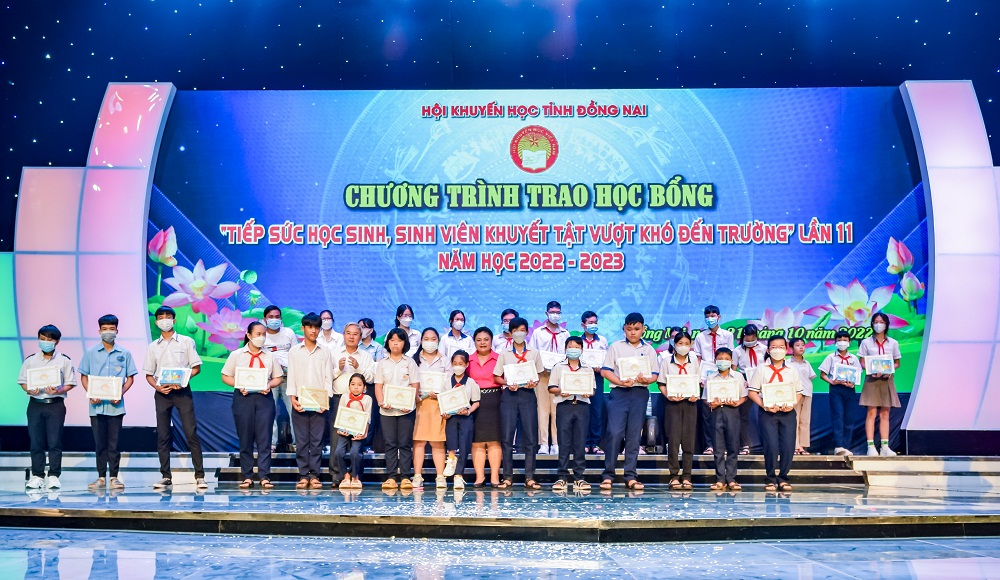 Bà Nguyễn Thu Thủy (Phó giám đốc đối ngoại Công ty Vedan Việt Nam) trao học bổng cho các em học sinh khuyết tật tỉnh Đồng Nai vượt khó đến trường - Ảnh: Vedan