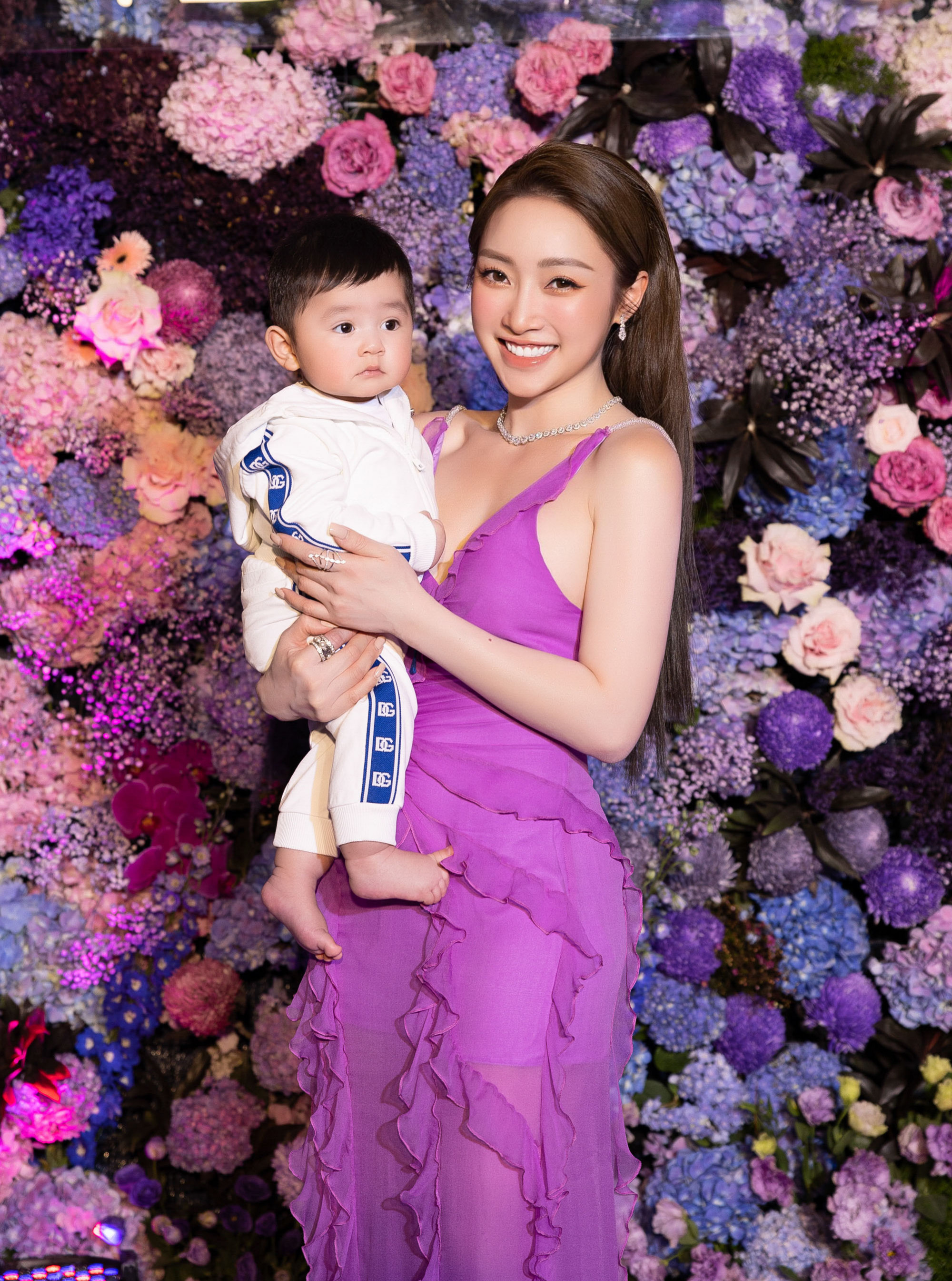 Chị Lý Thuỳ Chang, vợ diễn viên Chi Bảo cũng chọn diện đầm tím trong sự kiện này.