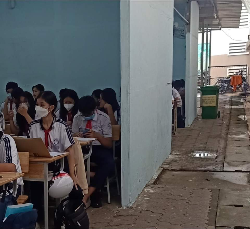 Phòng học tạm bợ tại Trường THCS Nguyễn Thị Thập (quận 7)