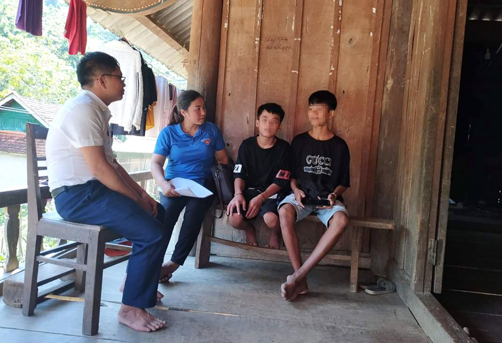 Giáo viên Trường THCS bán trú Lượng Minh tìm đến tận nhà để trò chuyện, vận động học trò trở lại trường - Ảnh: Khánh Trung