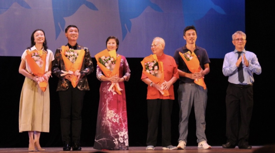 Chủ tịch Hội Nghệ sĩ Múa TPHCM Lê Nguyên Hiều (bìa phải) tặng hoa Ban giám khảo Liên hoan