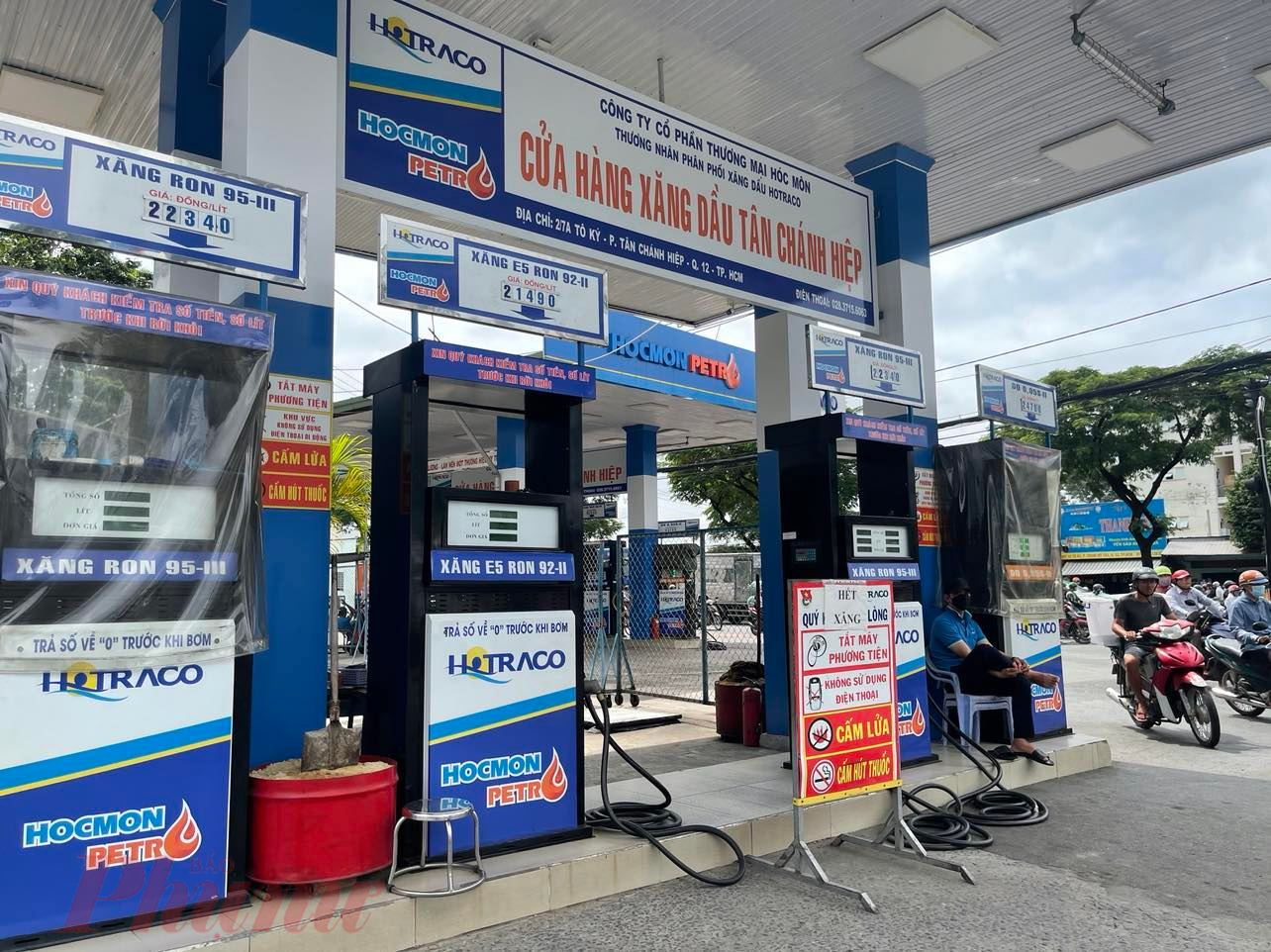 Cửa hàng xăng kế bên cùng chung hệ thống Hocmon Petro cũng thông báo hết xăng, có 3 nhân viên ở đây.