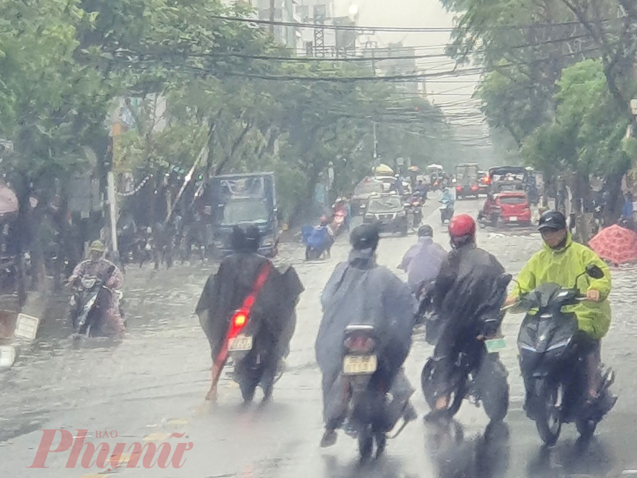 Theo Đài Khí tượng thủy văn Trung Trung Bộ dự báo, từ sáng 25/10 đến ngày 26/10, tại các tỉnh, thành phố từ Quảng Bình đến Quảng Ngãi có mưa vừa, mưa to, có nơi mưa rất to và dông.
