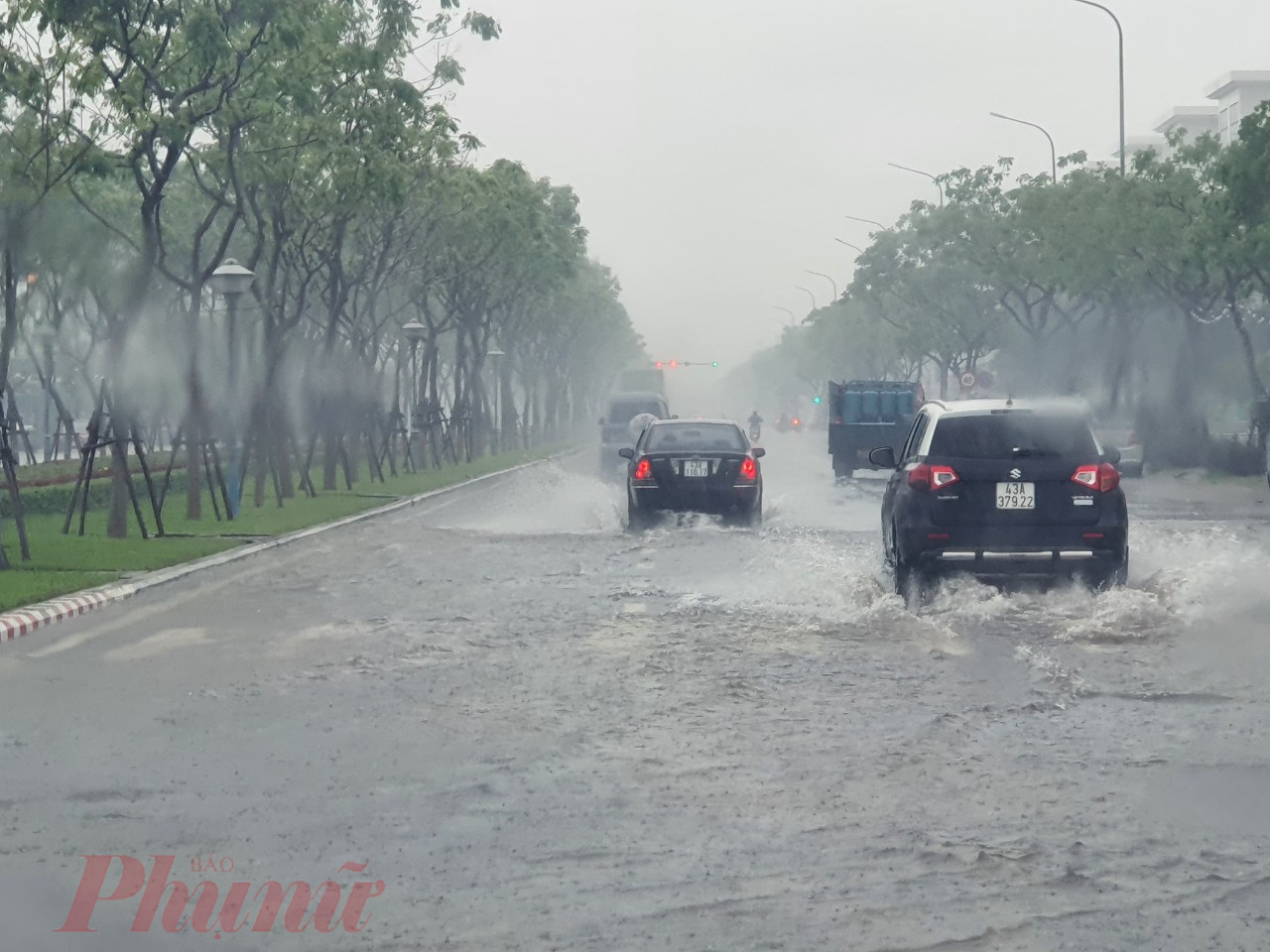 Từ sáng ngày 25/10, trên địa bàn thành phố Đà Nẵng xảy ra mưa lớn và kéo dài. Theo ghi nhận, rất nhiều tuyến đường trên khắp thành phố bị ngập sâu gây ách tắc giao thông và trở ngại việc đi lại của người dân.