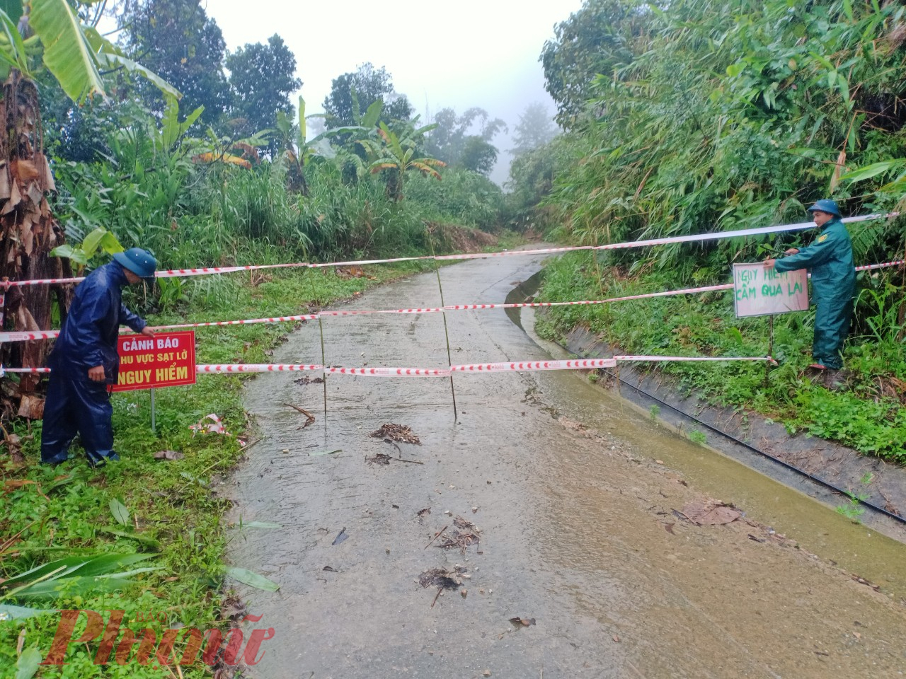 Sạt lở trên tuyến đường thuộc huyện Nam Trà My trong đợt mưa lớn