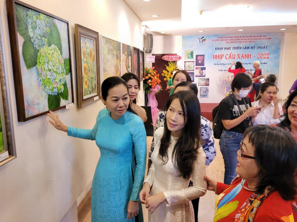 Bà Lâm Thị Ngọc Hoa, Phó chủ tịch thường trực Hội LHPN TP.HCM(bìa trái) cùng các đại biểu tham quan triển lãm. 