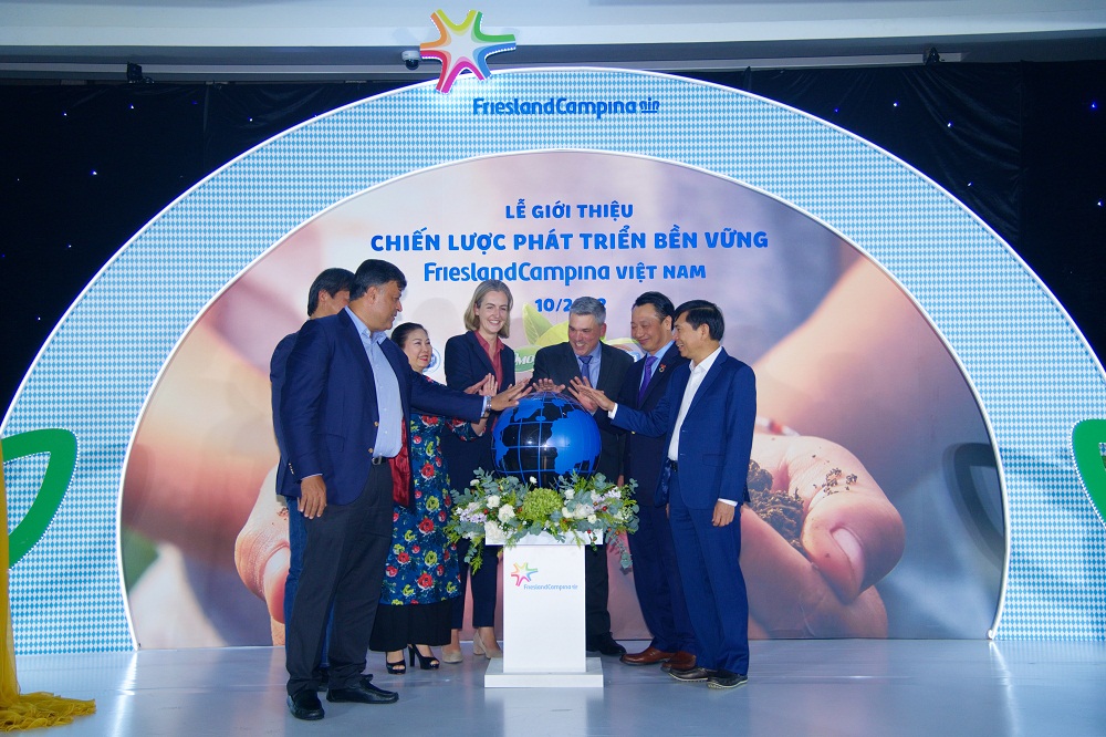 Đại diện FrieslandCampina Việt Nam và đại biểu thực hiện hành động tượng trưng, bày tỏ sự cam kết và hợp tác để cùng chung tay vì một hành tinh tươi đẹp - Ảnh: FrieslandCampina