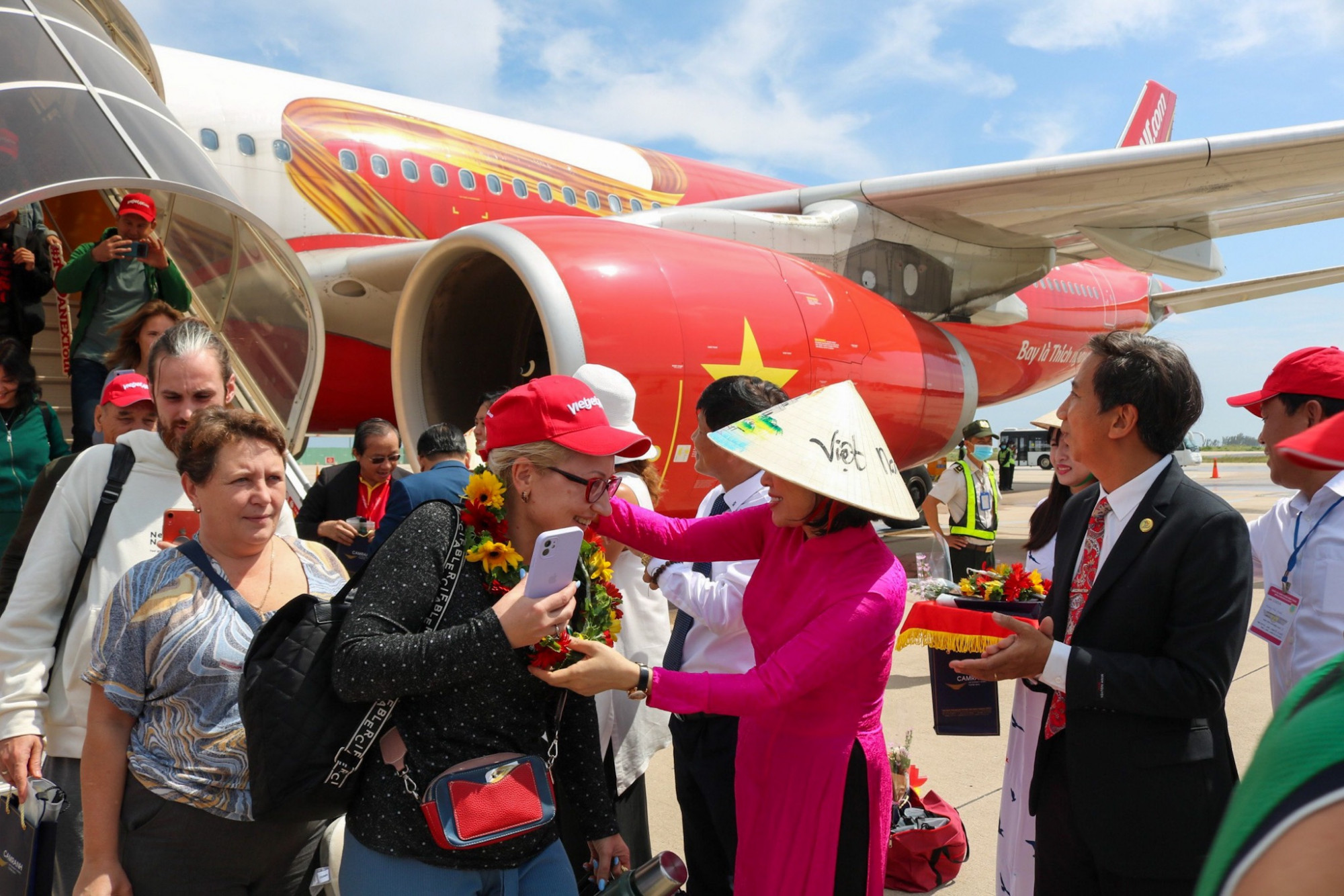 Chuyến bay mang theo 376 khách quốc tế, trong đó 90% là khách Kazakhstan đến Nha Trang - Khánh Hòa tham quan, nghỉ dưỡng