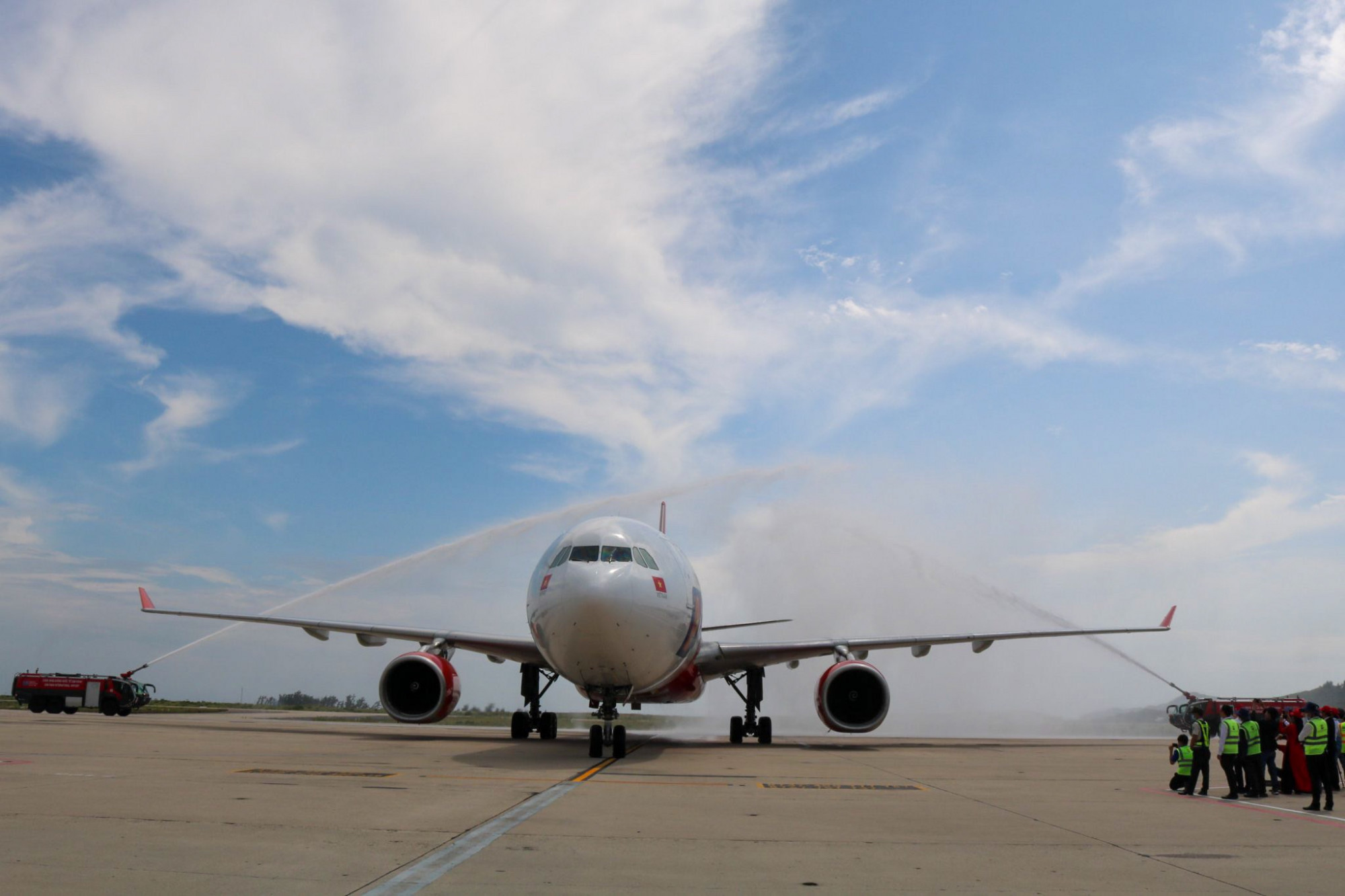 Chuyến bay hạ cánh xuống Sân bay quốc tế Cam Ranh được chào đón với nghi thức vòi rồng 