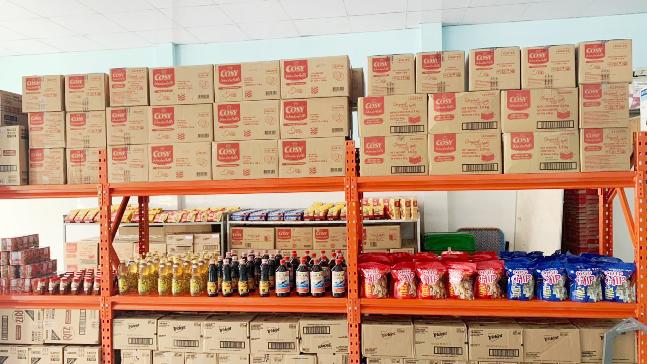 Tổng cộng hơn 17 ngàn thùng bánh kẹo và sản phẩm các loại đã được Mondelez Kinh Đô trao tặng để hỗ trợ người dân vượt khó khăn