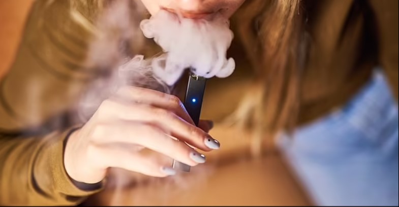 Các thiết bị hút thuốc lá điện tử có liên quan đến vô số vấn đề về thời gian và phổi khi các cơ quan quản lý đàn áp dụng cho chúng tôi ở Mỹ, đặc biệt là ở những người trẻ tuổi (file ảnh)