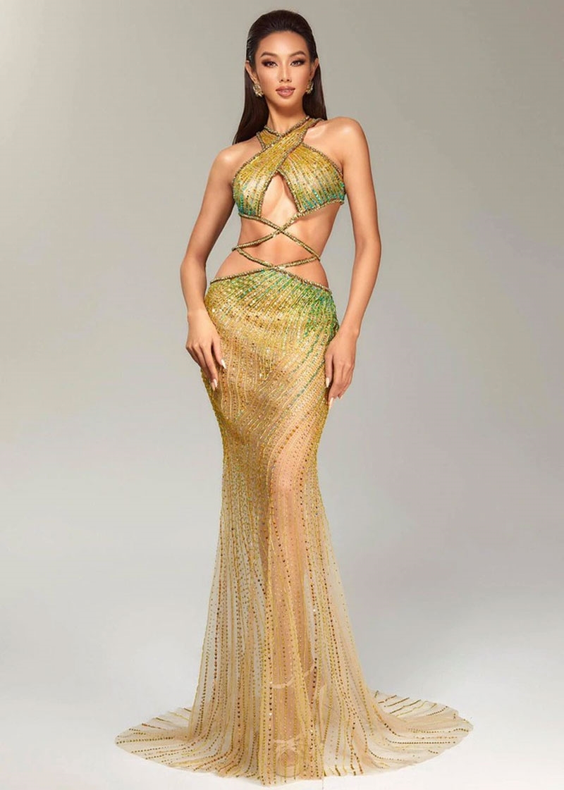 Mẫu váy Thuỳ Tiên diện trong thời khắc đăng quang Hoa hậu Hoà bình Quốc tế 2021 cũng do NTK Nguyễn Minh Tuấn thực hiện