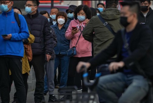 gười dân đeo khẩu trang xếp hàng chờ đến lượt xét nghiệm ngoáy họng COVID-19 tại một địa điểm xét nghiệm coronavirus ở Bắc Kinh, Thứ Ba, ngày 25 tháng 10 năm 2022. (Ảnh AP / Andy Wong)