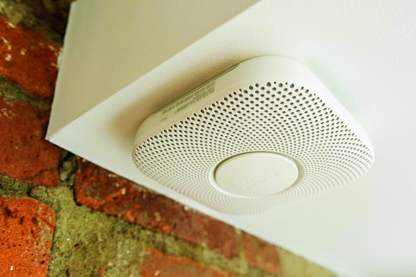 Nest Protect ứng dụng công nghệ cảm biến tối tân để kiểm tra chất lượng không khí chuẩn xác hơn, giúp bạn yên tâm bảo vệ tổ ấm mỗi ngày -  ẢNH: WIRECUTTER