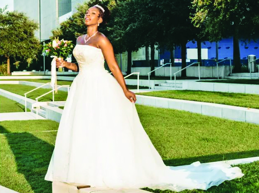 Bác sĩ thẩm mỹ Nneka Carter đã kết hôn với chính mình, hạnh phúc tạo dáng trong bộ váy cưới - ẢNH: Insider  INSIDER