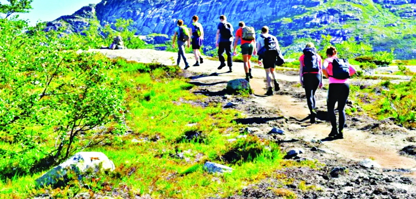 Hàng ngàn người yêu thích leo núi đã đến Trolltunga để trải nghiệm cảm giác chinh phục núi Lưỡi quỷ - Ảnh: Huỳnh Thu Dung