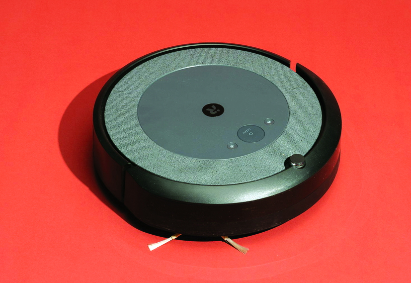 Tính năng định vị không gian được cải tiến cho phép Roomba i3 EVO tránh va chạm vật cản hiệu quả hơn và hoạt động trơn tru trên mặt sàn gạch, gỗ lẫn thảm - ẢNH: WIRECUTTER